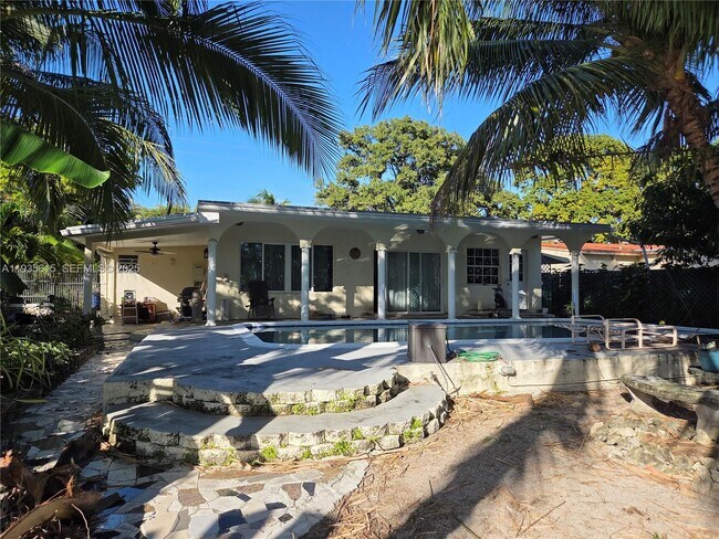 Building Photo - 301 SW 5th St