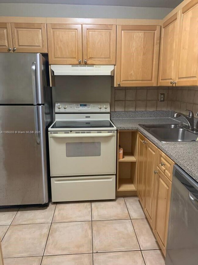 Building Photo - 9310 Fontainebleau Blvd