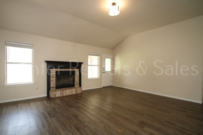Building Photo - Move-In Ready Gem with Spacious Backyard