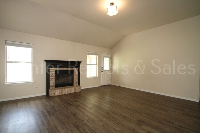 Foto del edificio - Move-In Ready Gem with Spacious Backyard
