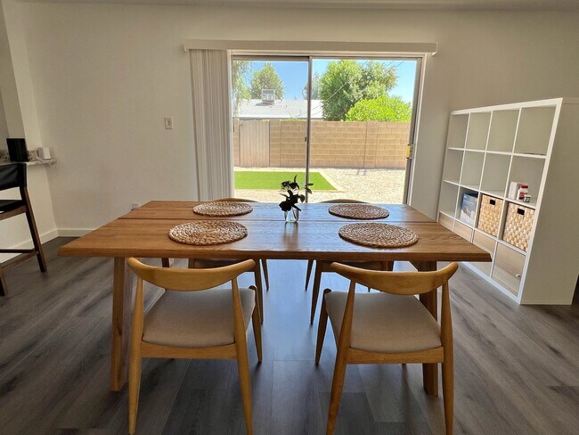 Comedor - 907 E Broadmor Dr