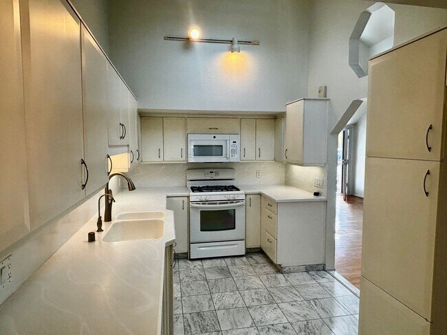 Building Photo - Charming 2 bed 2 bath in Coronado