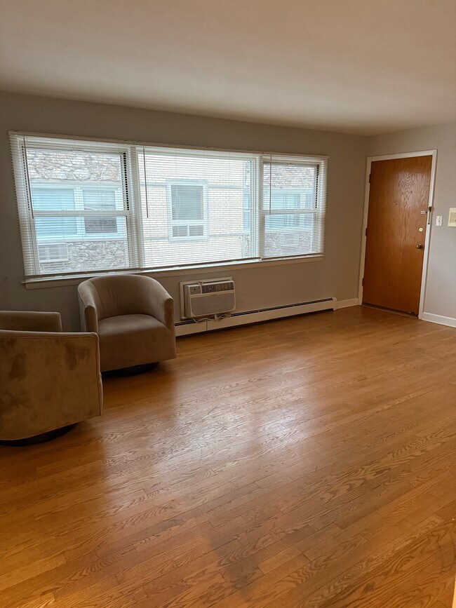 Unidad 2S - Sala de estar - 8614 W Berwyn Ave