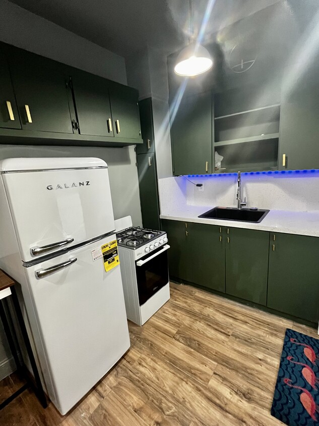 Foto principal - 8420 Byron Ave