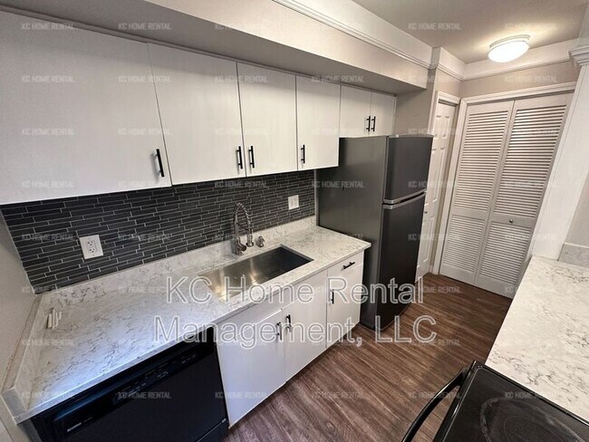 Building Photo - 439 W 10th street