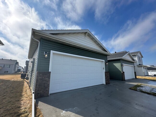 Foto del edificio - 4-Bedroom, 2-Bathroom Twin Home in South Fargo!