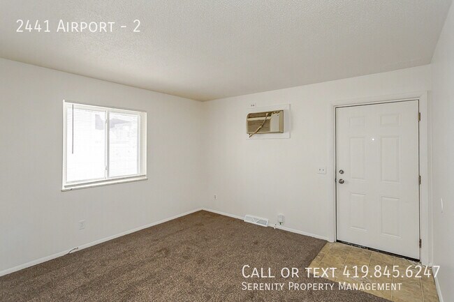 Foto del edificio - 2441 Airport-2