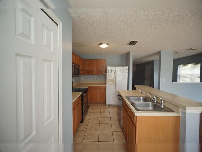 Building Photo - Spacious 3-Bedroom Townhome in Tampa