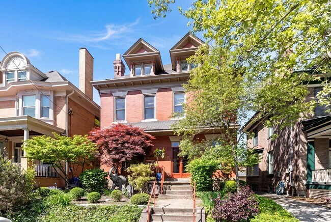 Foto del edificio - Stunning 5 Bedroom 2.5 Bathroom Home in Squirrel Hill
