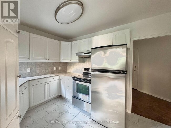 Building Photo - 9-609 Deer Park Crescent