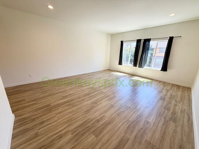 Foto del edificio - Modern 2-Bedroom Townhome on 3 Levels with Garage, A/C and Private Patio – Great SE Portland Loca...