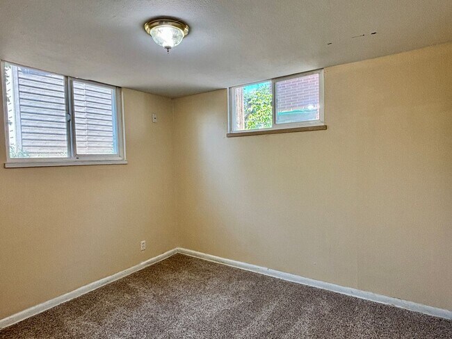 Foto del edificio - Spacious 4-Bedroom, 2-Bathroom Home with R...