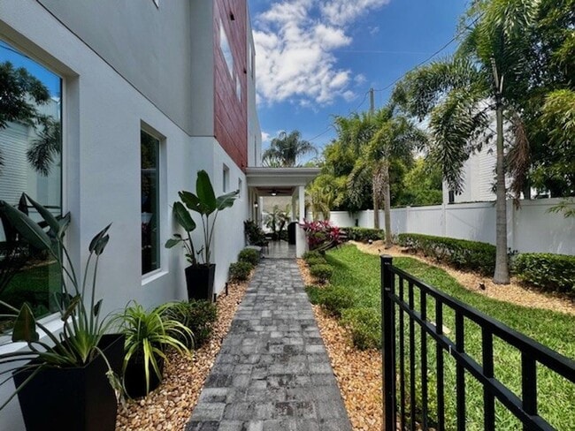 Building Photo - UPSCALE IMMACULATE GATED COLLEGE PARK 3x3....