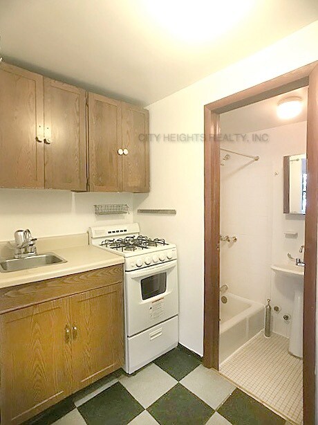 Building Photo - 436 E 9th St