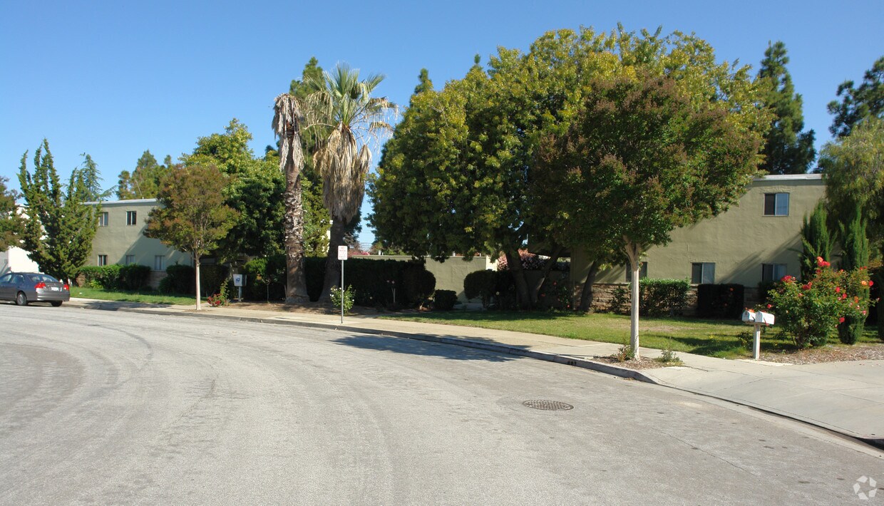 Primary Photo - 20653-20651 Park Cir