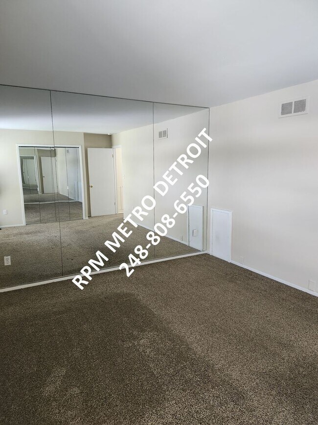 Building Photo - Move In Ready Southfield Condo