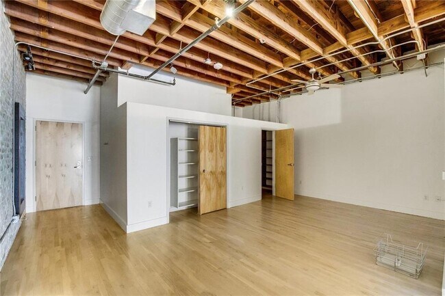 Building Photo - 411 Brazos St