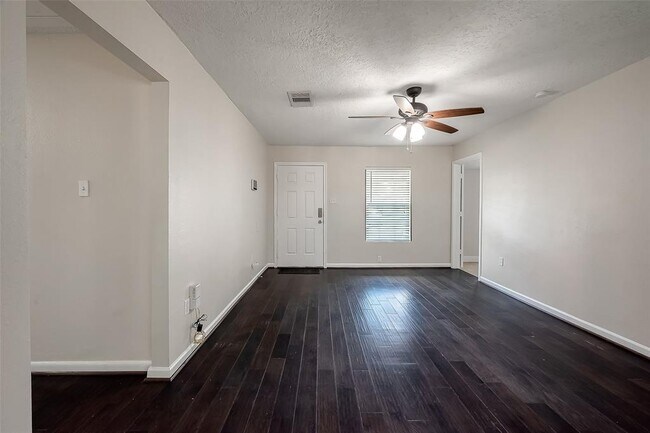 Building Photo - 2403 Huntington Dr