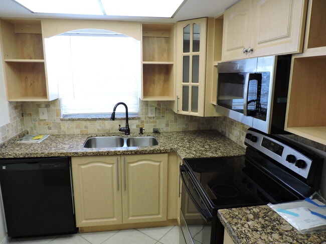 Building Photo - 5520 Tamberlane Cir