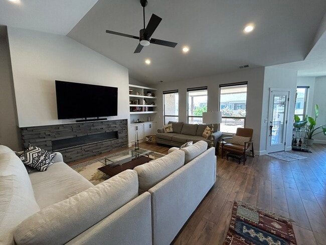 Building Photo - 681 Strathearn Dr
