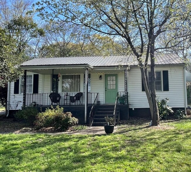 Foto del edificio - Beautifully renovated Normaltown 3/2 Home with fenced in front yard! Water, trash, and lawncare i...