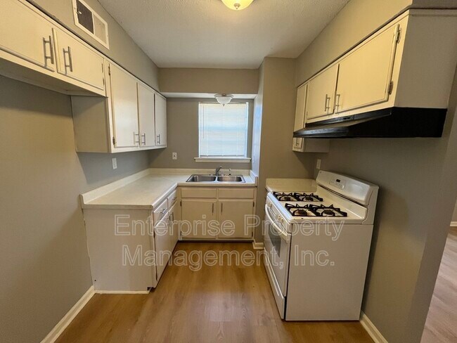 Foto del edificio - 2452 Chattering Ln