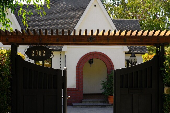 Building Photo - 2082 Watson St
