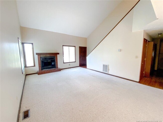 Foto del edificio - 207 Charmant Rd