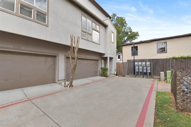 Photo - 241 N Lenox St Apartment