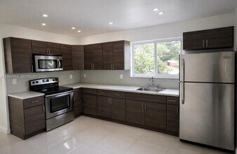 Building Photo - 552 NE 61st St