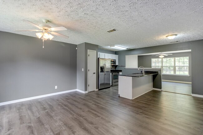 Foto del edificio - 402 Sterling Creek Dr