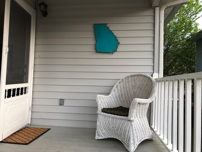 Porche delantero cubierto - 592 Spencer St NW