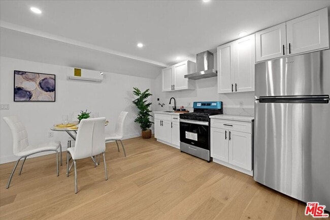 Foto del edificio - 5813 Saloma Ave