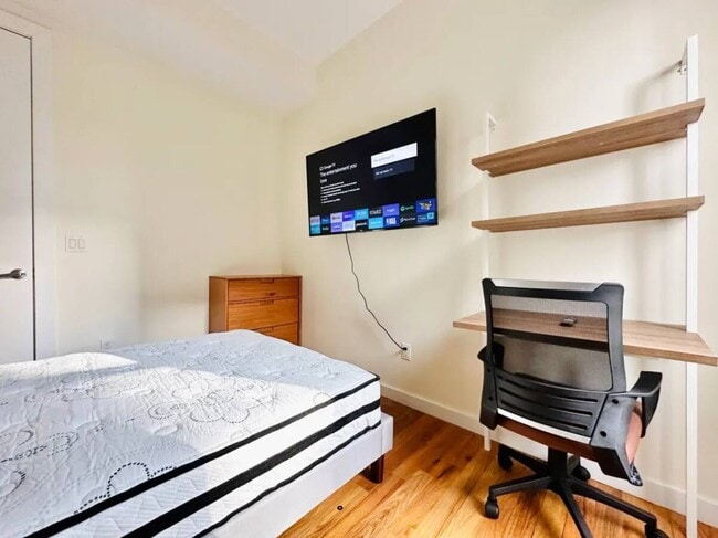 Building Photo - Furnished room/NOT APARTMENT