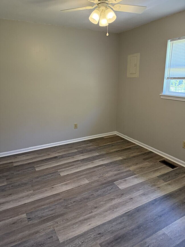 Building Photo - 2 bedrooms / 2 baths Duplex unit