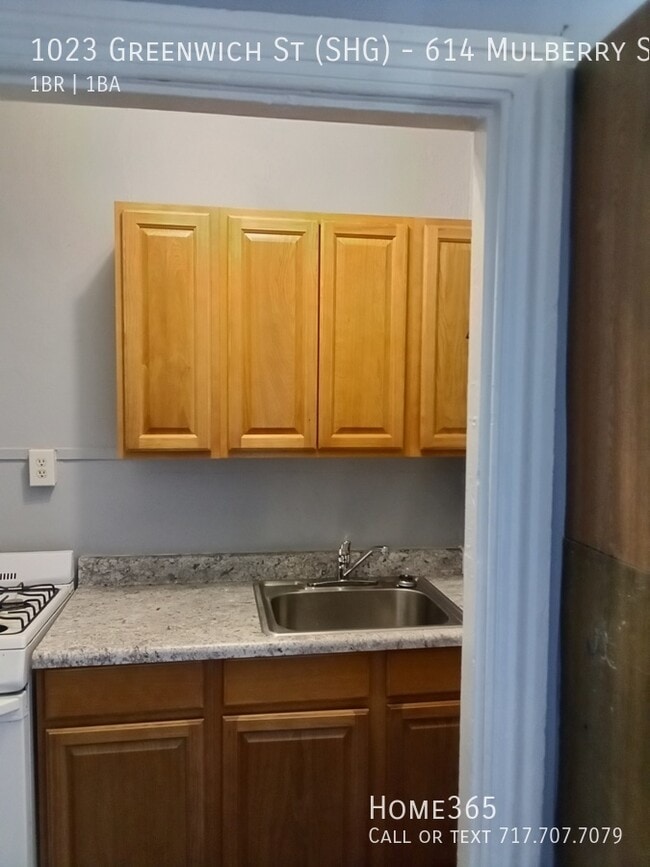 Building Photo - Recently Renovated 1 Bedroom Apartment