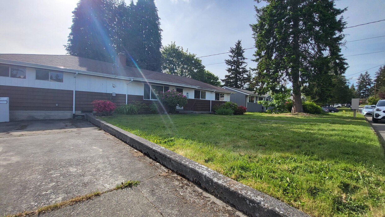 943 165th Ave SE Bellevue, WA 98008 2,500... House Rental in