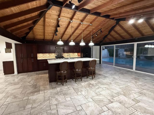 Foto principal - 8859 Kelburn Ave