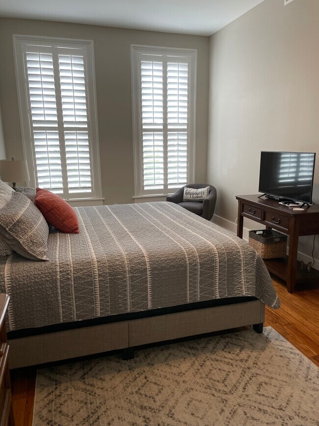 Queen bedroom - 824 Massachusetts St