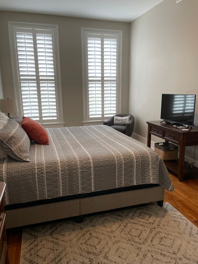 Queen bedroom - 824 Massachusetts St