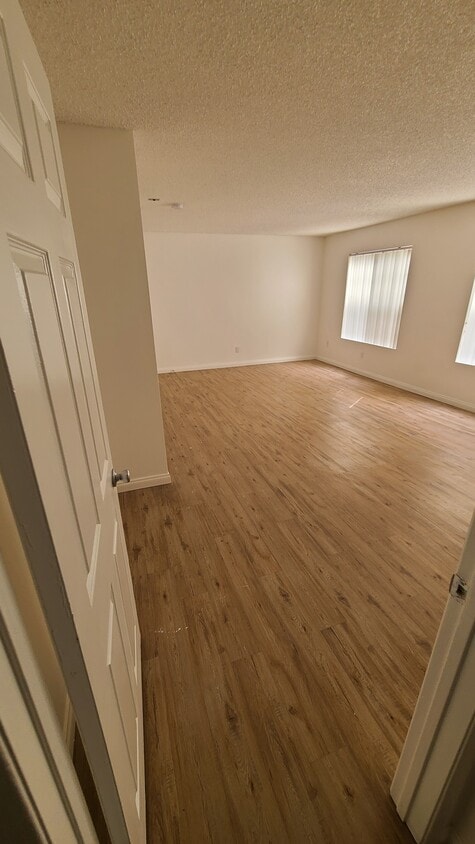 Primary Photo - 1122 E Elk Ave