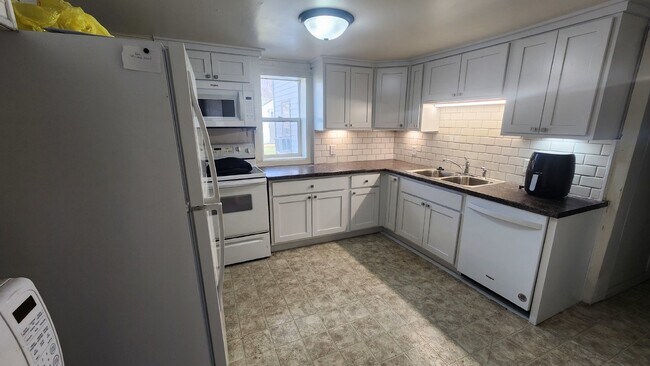 Foto del edificio - 1 Room for Rent in a 2 Bedroom, 1 Bathroom...
