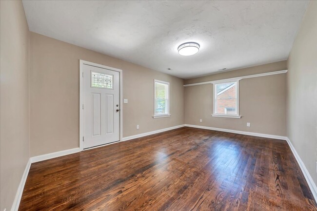 Building Photo - Updated 2 bedroom 1 bath with hardwood flo...