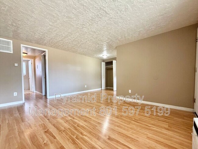 Building Photo - 805 S Cheyenne St