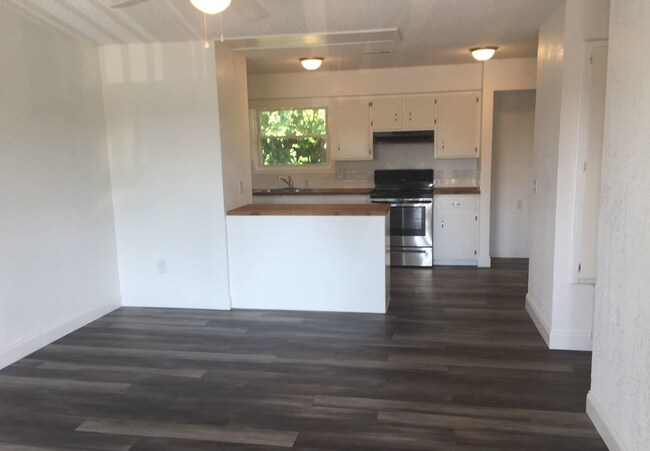 Building Photo - Creekside Apartment Homes