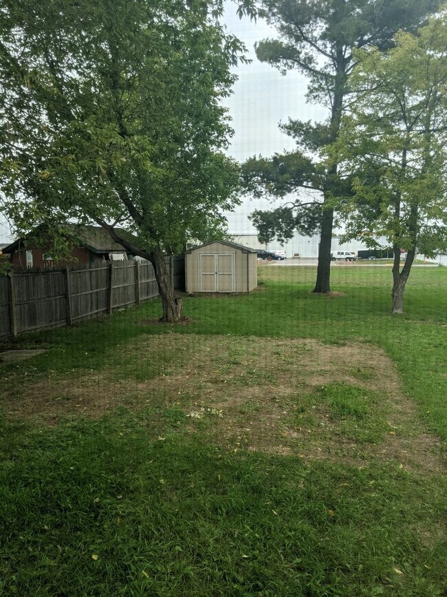 Building Photo - Centrally Located, Spacious Home - Rent In...