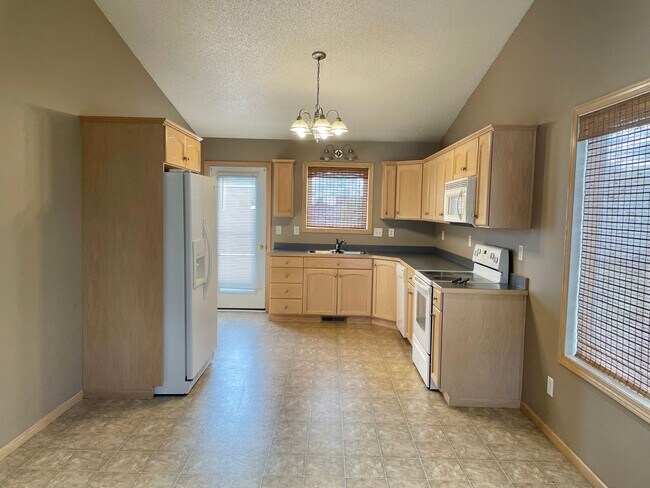 Foto del edificio - Spacious split level townhome located in W...