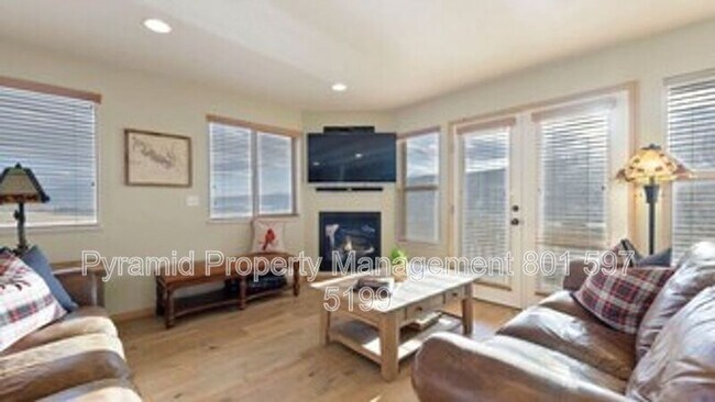 Building Photo - 5063 E Lakeview Dr