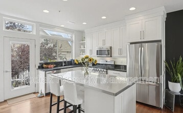 Building Photo - 676 Markea Ave