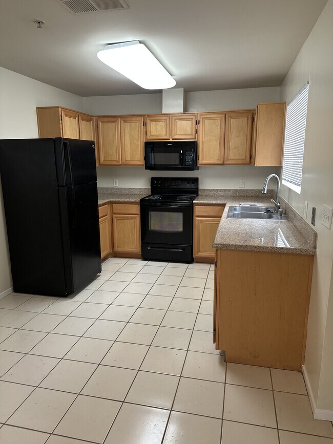 Kitchen - 600 Hosking Ave